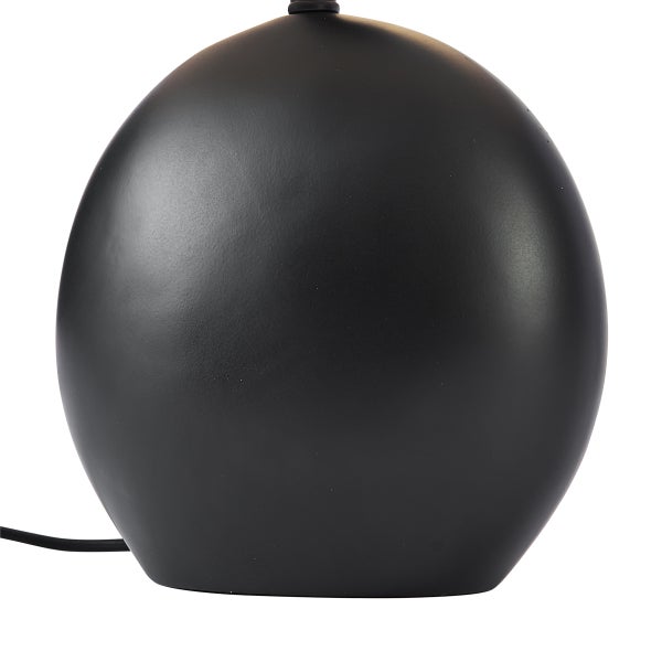 Runder schwarzer Tischlampenfuß mit matter Oberfläche und Netzkabel.