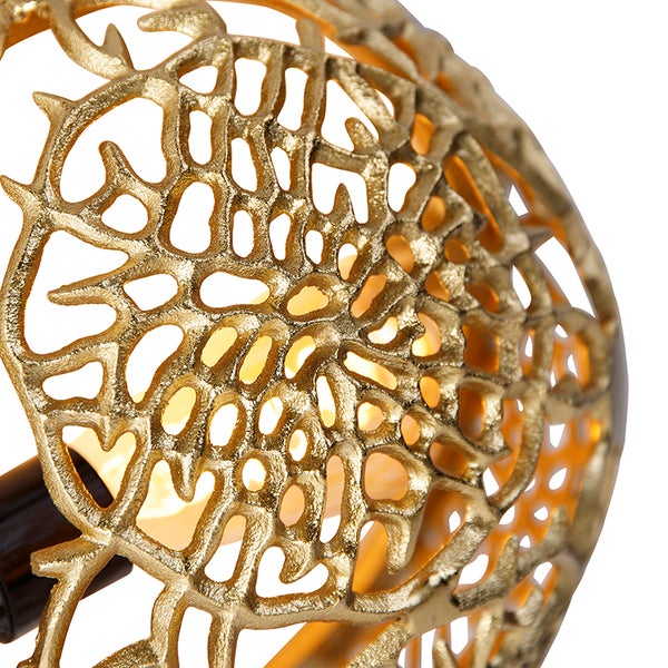 Nahaufnahme einer dekorativen Lampe mit durchbrochenem Design