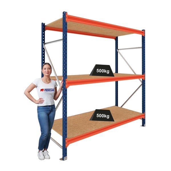 Schwerlastregal mit drei Holzböden, blauem Metallgestell und Tragkraft von 500 Kilogramm pro Ebene, neben einer Person zur Veranschaulichung.