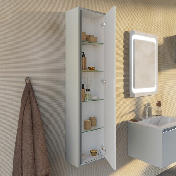 Moderner Badezimmer Hochschrank zur Wandmontage mit offener Tür und Einlegeböden aus Glas inklusive Waschtisch und beleuchtetem Spiegel