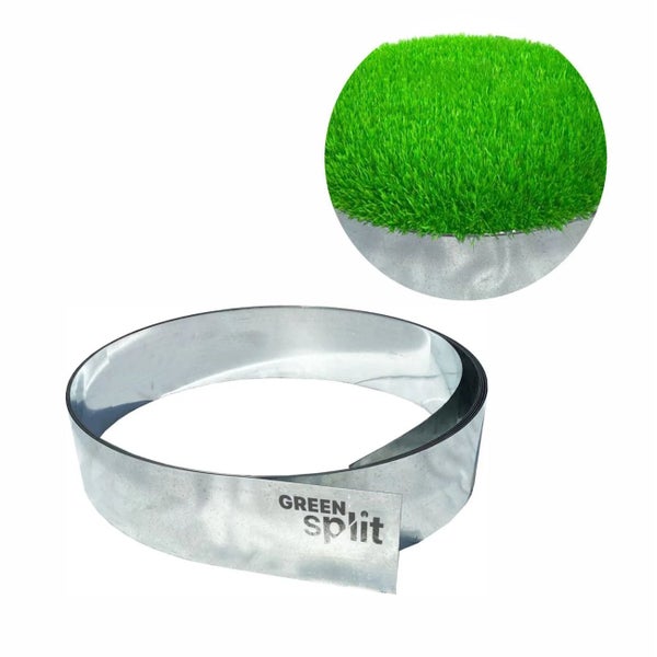 Eine aufgerollte Rasenkante aus verzinktem Metall der Marke Green Split zur Einfassung von Rasenflächen.