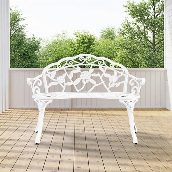 Weiße Gartenbank aus Metall mit Rosenmuster auf einer Veranda