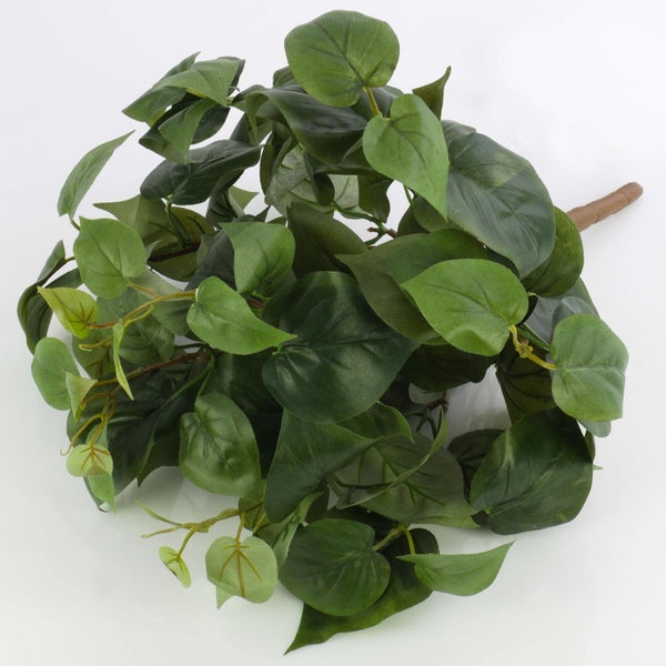 Nahaufnahme von grünen Kunstblättern mit sichtbaren Adern und feinen rötlichen Rändern, typisch für eine Philodendron-Zimmerpflanze.