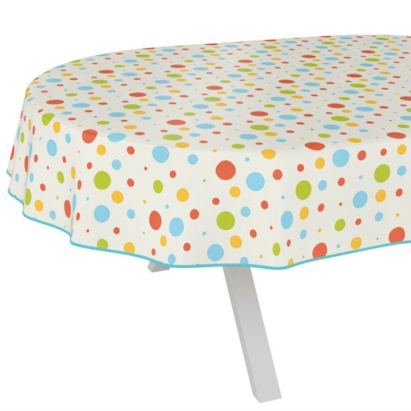 Tischdecke mit Punktmuster auf einem Tisch