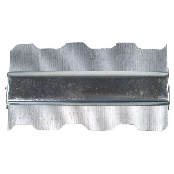 Modernes Schlafzimmer mit zwei schwarzen Wandleuchten, die warmweißes Licht abgeben, montiert neben einem gerahmten Bild über dem Bett.