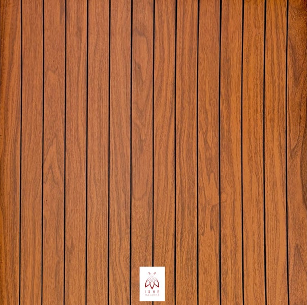 Holzfassade mit vertikalen Brettern