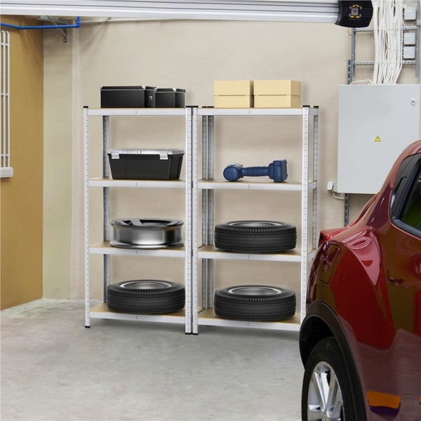 Zwei stabile Metallregale in einer Garage, bestückt mit Werkzeugkoffern, Kartons, einer Autofelge und Autoreifen.