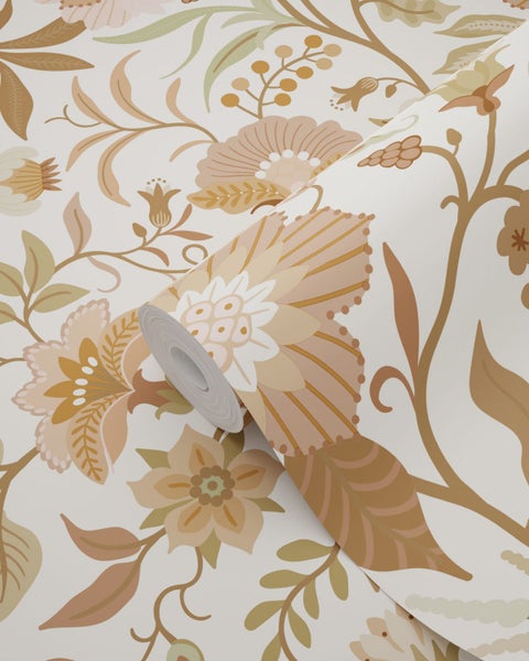 Vliestapete mit großflächigem Blumenmuster und botanischen Motiven wie Blüten, Blättern und Ranken.