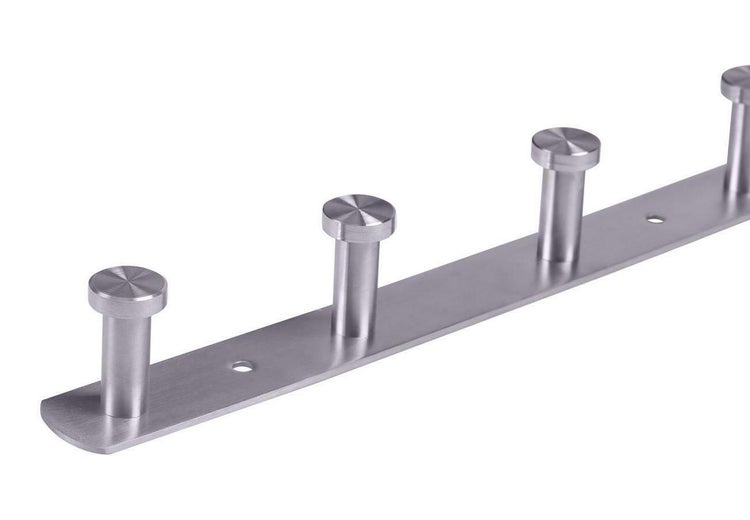 Garderobenleiste aus Edelstahl mit zylindrischen Haken und gebürsteter Oberfläche.