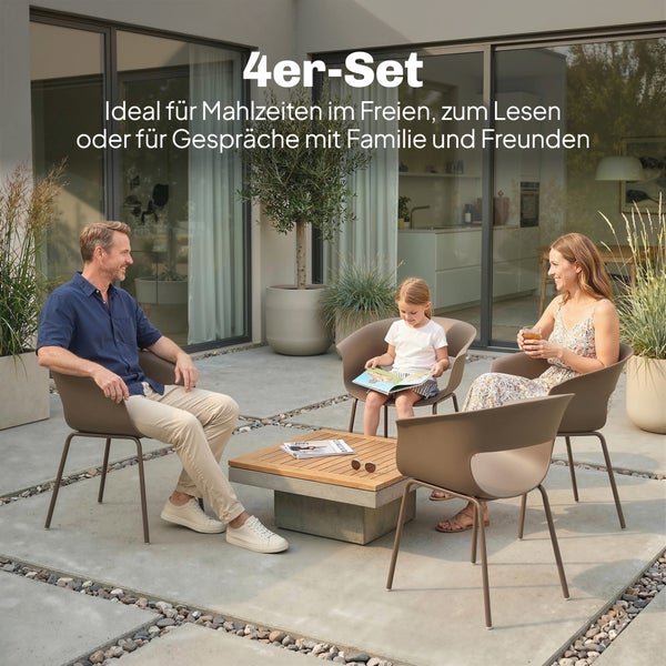 Set aus vier braunen Gartenstühlen und ein quadratischer Loungetisch aus Holz auf einer modernen Terrasse mit einer Familie.