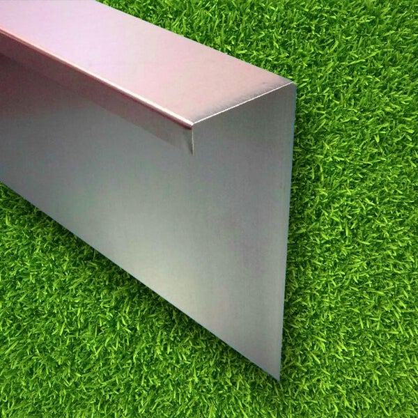 Rasenkante aus Metall in Silber auf einer Rasenfläche.