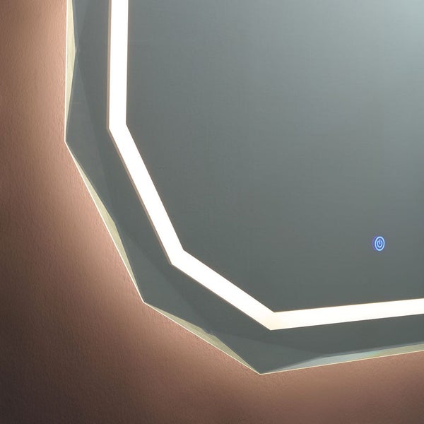 Nahaufnahme eines achteckigen Badezimmerspiegels mit integrierter LED Beleuchtung und Touch Schalter.