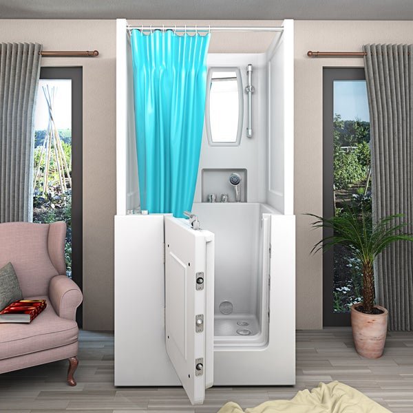 Barrierefreie Sitzbadewanne mit offener Tür, Duschvorhang und Haltegriff in einem hellen Raum mit Sessel und Pflanzen.