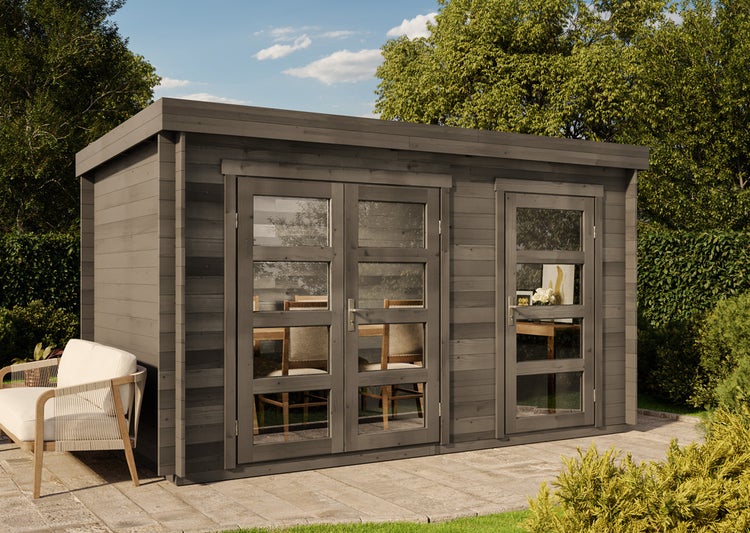 Helles, modernes Gartenhaus aus Holz mit Flachdach, Doppeltür und Einzeltür mit Glaselementen auf einer Terrasse im gepflegten Garten.