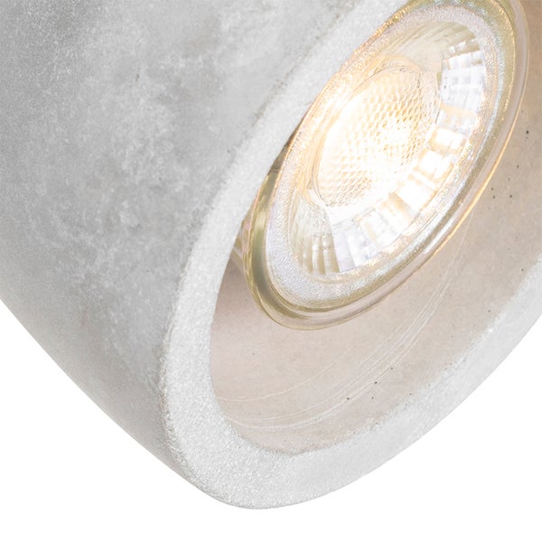 Nahaufnahme einer Beton-Deckenleuchte mit Leuchtmittel