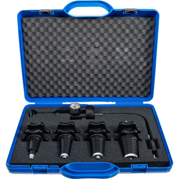 Kühlmittel-Druckprüfgerät Set in einem blauen Koffer mit Schaumstoffeinlage