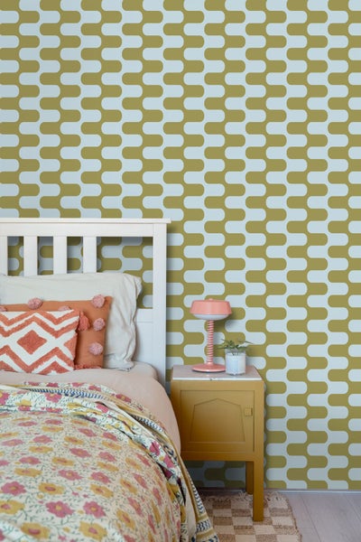 Schlafzimmer mit Bett, Nachttisch und Tapete mit Retro-Design