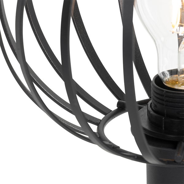 Detailaufnahme einer Lampe mit Lampenschirm aus Metall