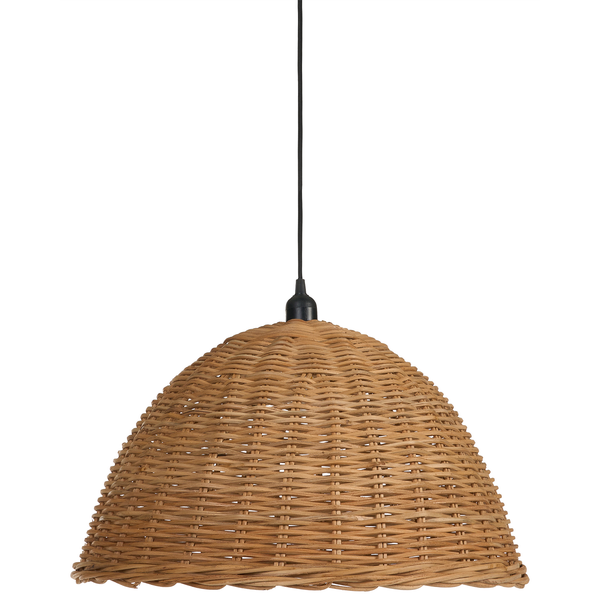 Pendelleuchte mit kuppelförmigem Schirm aus Rattan-Geflecht und schwarzem Kabel.