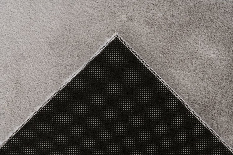 Detailansicht eines Teppichs mit weicher Oberseite und rutschfester Unterseite mit Noppen