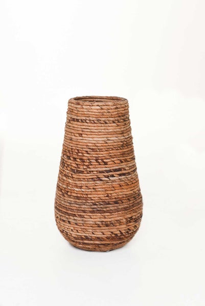 Geflochtene Vase aus Naturmaterial in Braun mit konischer Form und spiralförmiger Struktur.