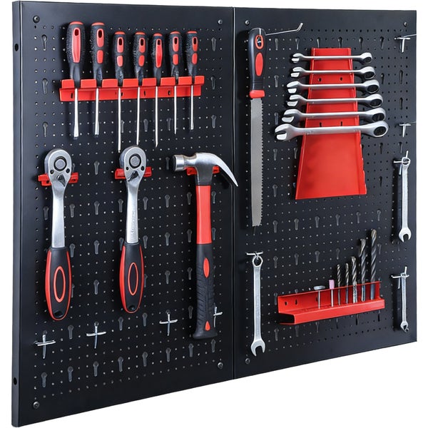 Organisierte Werkzeugwand aus Metall mit Hammer, Schraubendrehern, Säge, Ratschen, Maulschlüsseln und Bohrern in verschiedenen Halterungen.