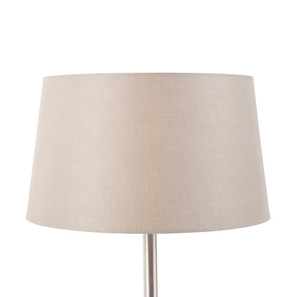Konischer Lampenschirm aus beigem Textilgewebe auf einem Metallständer.