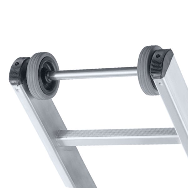 Detailansicht einer Leiter mit Rollen zum leichteren Verschieben.