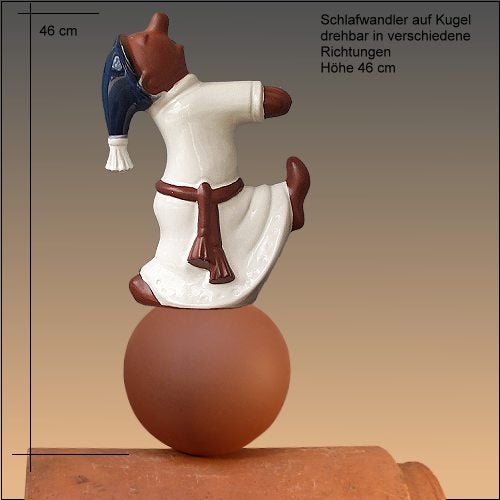 Dachschmuck Schlafwandler auf Kugel aus Keramik, Höhe 46 Zentimeter