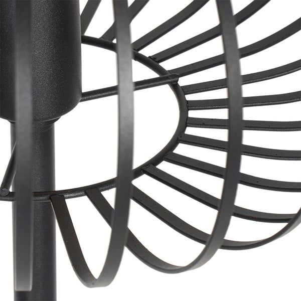 Detailansicht eines schwarzen Metallleuchters mit Gitterstruktur