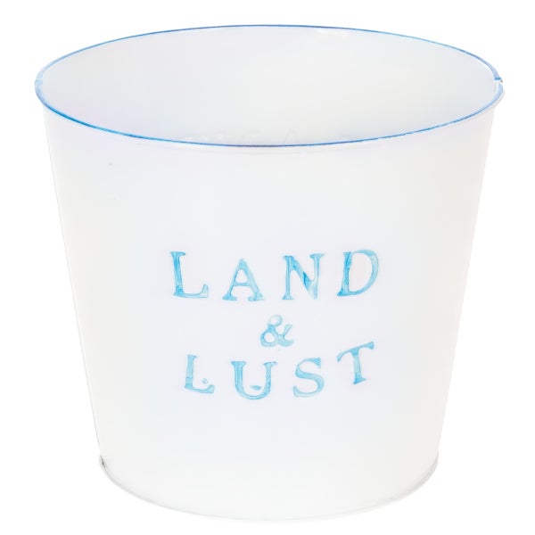 Weißer Pflanztopf aus Metall mit blauem Rand und Aufschrift Land und Lust.