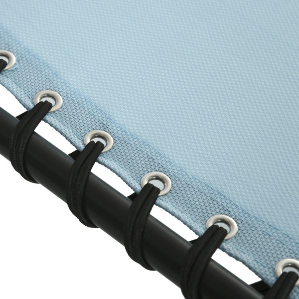 Nahaufnahme eines blauen Textilgewebes, das mit elastischen Kordeln und Metallösen an einem schwarzen Metallrahmen befestigt ist.