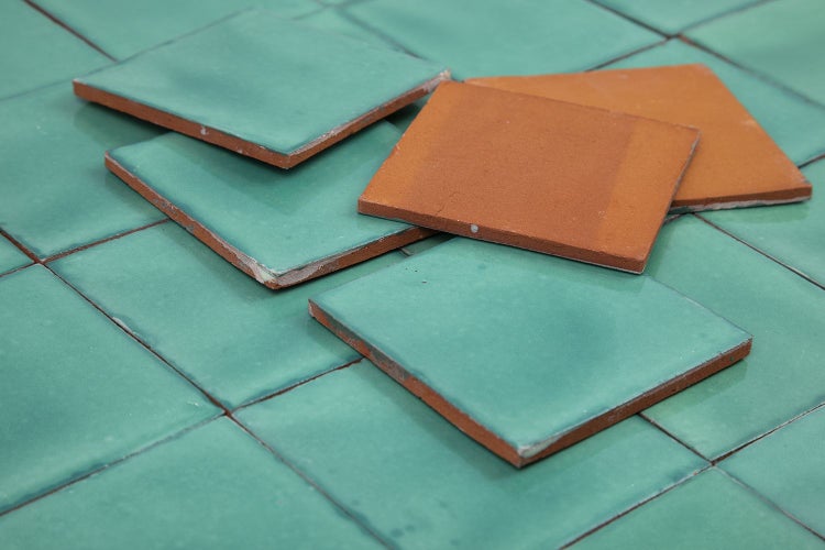Quadratische Fliesen aus Keramik in Grün und Braun