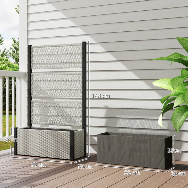 Pflanzkasten mit Rankgitter aus grauem Polyrattan und schwarzem Metallrahmen auf einer Holzterrasse mit Blumen und blau-weiß gestreiftem Liegestuhl.