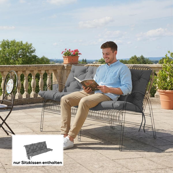 Graues, gestepptes Sitzkissen für eine Gartenbank, abgebildet in einer Aussenansicht auf einer Terrasse. Nur das Sitzkissen ist enthalten.