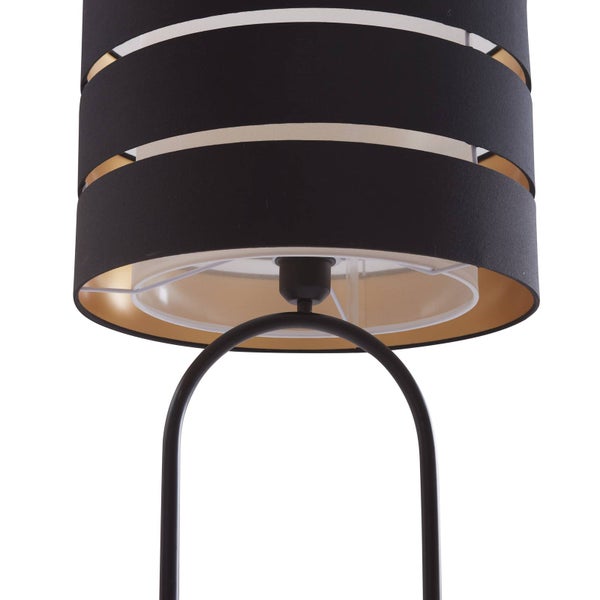 Detailaufnahme des runden Fußes einer Stehlampe