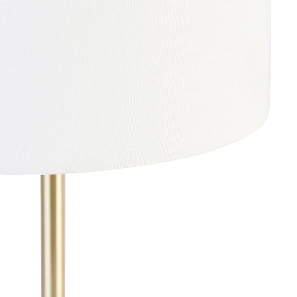 Nahaufnahme einer Stehlampe mit Stoffschirm und Metallsockel