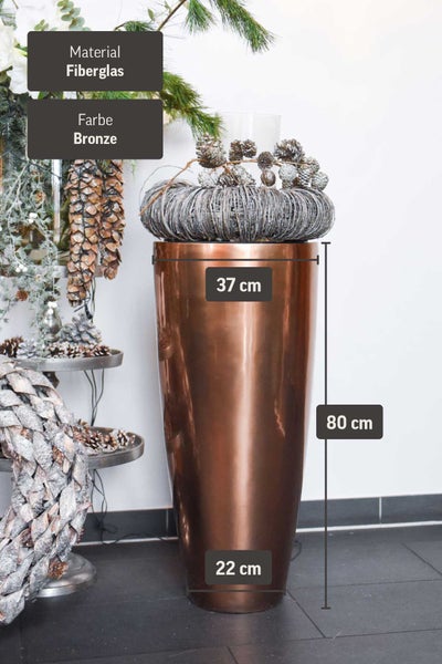 Hoher Pflanzkübel aus Fiberglas in Bronze mit Maßen: Höhe 80 Zentimeter, Durchmesser oben 37 Zentimeter, Durchmesser unten 22 Zentimeter.
