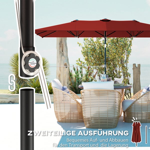 Doppelsonnenschirm mit zweiteiligem Mast und Kurbel über Sitzgruppe am Meer. Bequemer Auf- und Abbau für Transport und Lagerung.