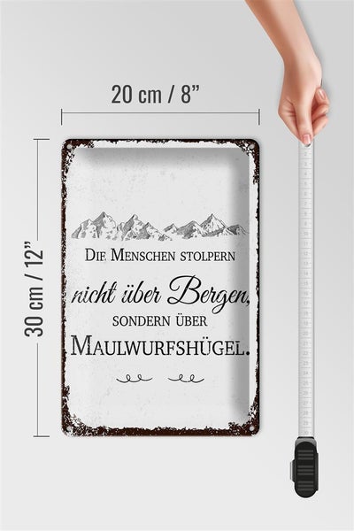 Blechschild Spruch Menschen stolpern nicht über Bergen 20x30cm