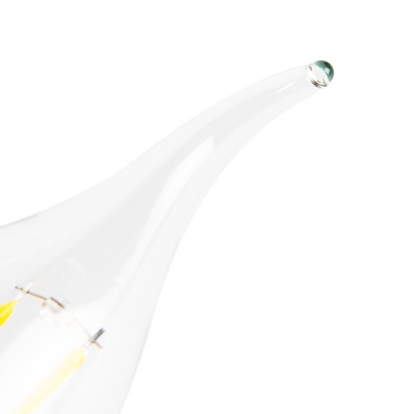 Detailansicht der Spitze einer klaren LED-Kerzenlampe in Windstoßform.