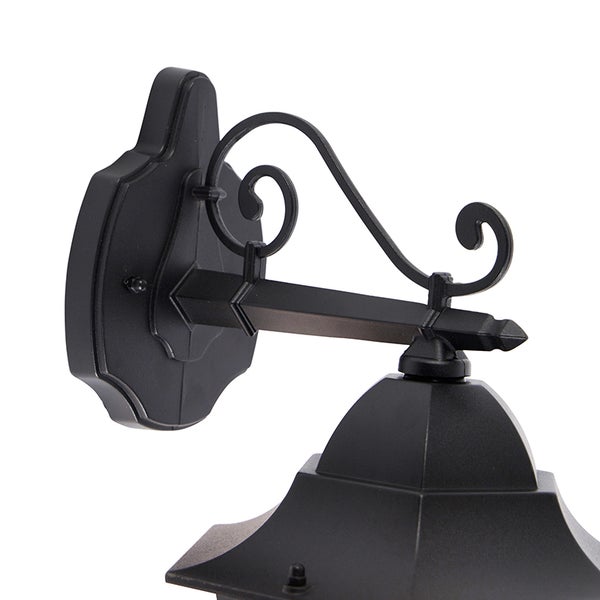 Klassische schwarze Außenwandleuchte mit dekorativem Wandarm und Schnörkeln.