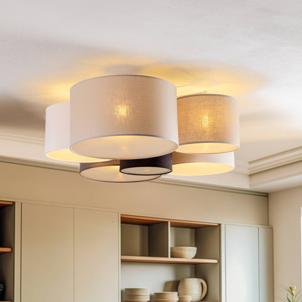 Beetumrandung aus Metall in einem angelegten Garten und gestapelte Ansicht