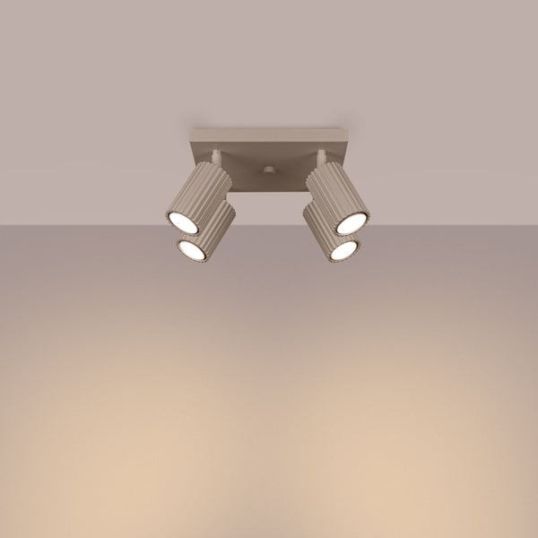 Deckenleuchte mit vier Strahlern zur Innenraumbeleuchtung