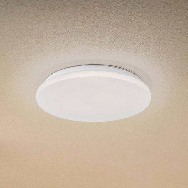 Runde, flache LED-Deckenleuchte mit mattem Diffusor, an einer Decke montiert.