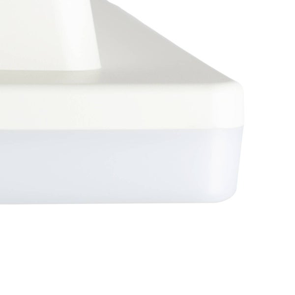 Nahaufnahme einer weißen LED-Deckenleuchte mit abgerundeten Ecken und mattem Diffusor.