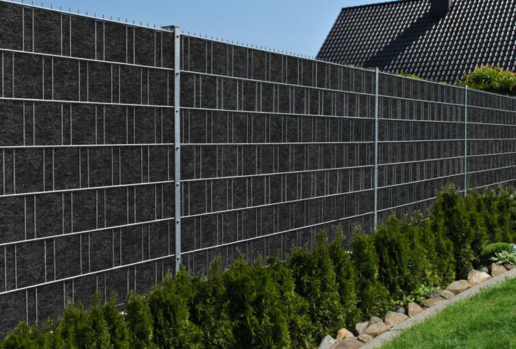 Doppelstabmattenzaun mit Sichtschutz und Bewuchs im Garten.