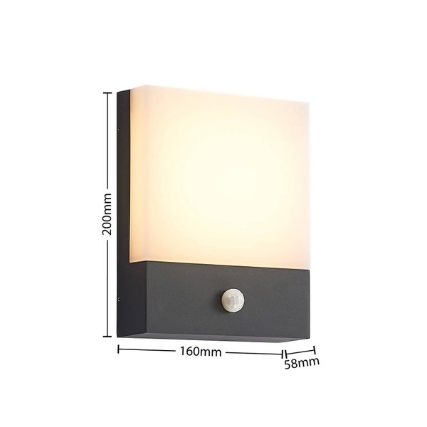 Quadratische Außenwandleuchte mit Bewegungsmelder, Höhe 200 Millimeter, Breite 160 Millimeter, Tiefe 58 Millimeter, anthrazit und weiß.