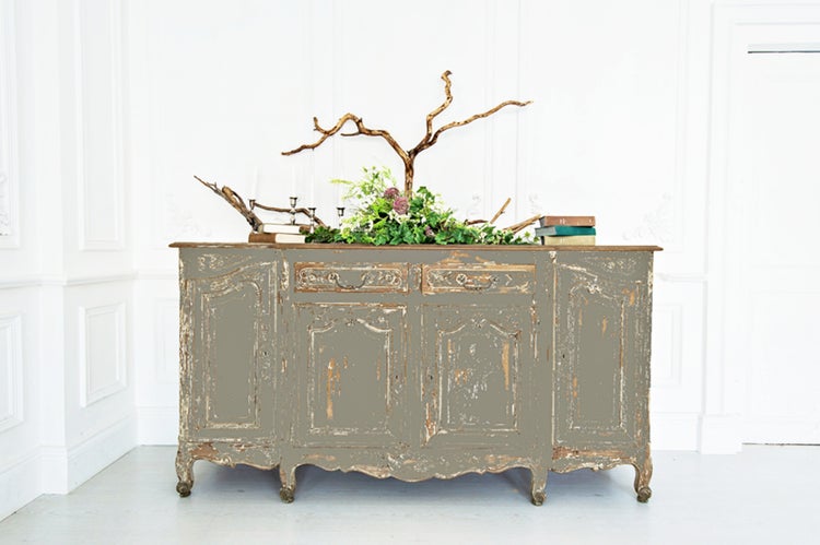 Kommode im Landhausstil mit Schubladen, Türen und Dekorationen