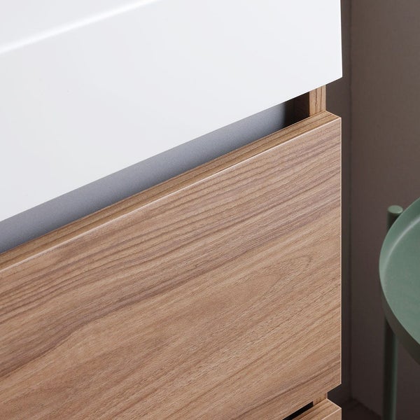 Detailansicht eines Waschtischunterschranks mit Schubladen in Holzoptik und weißer Front